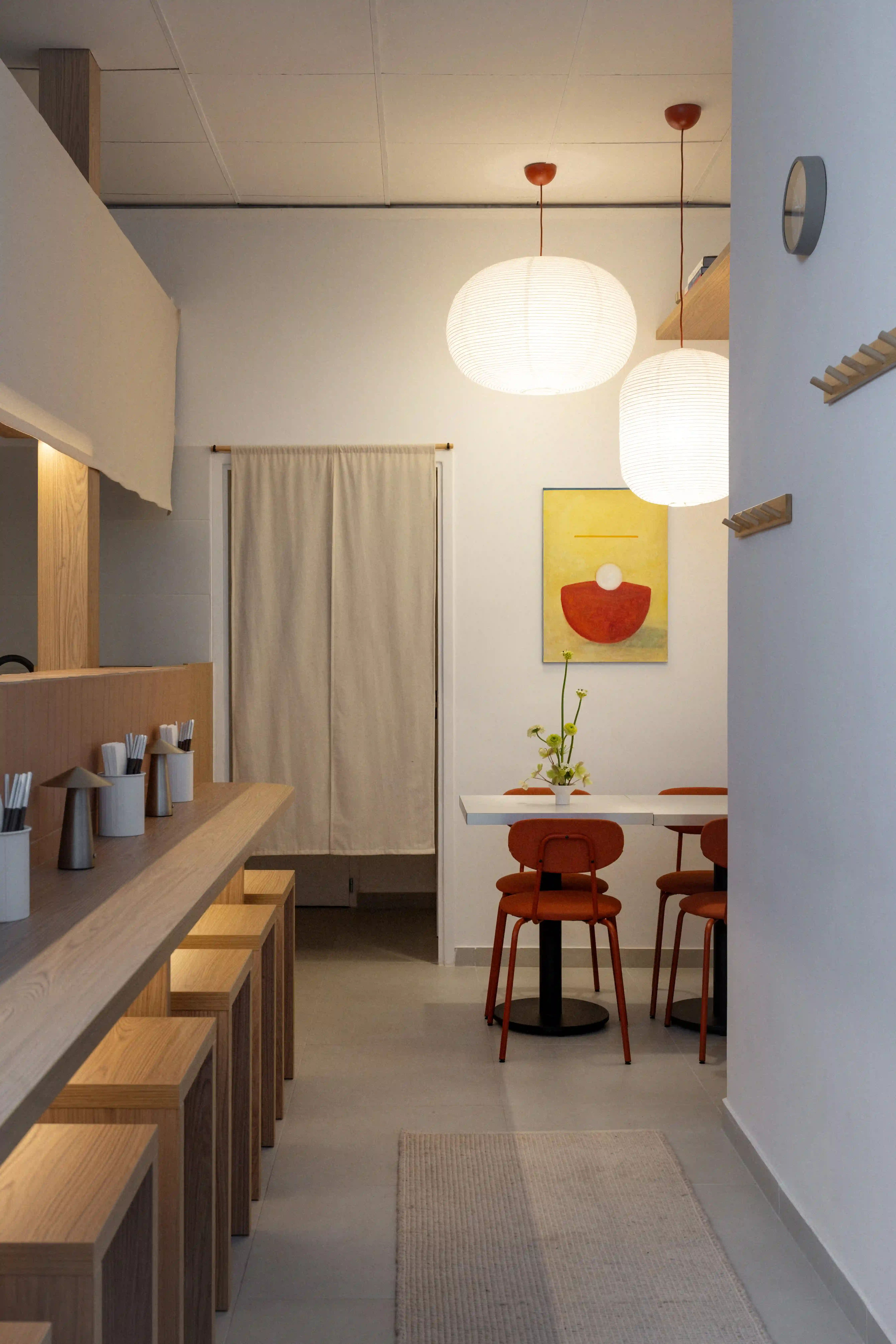 nagomi-ramen-bar-budapest-nubut-belsoepiteszet-japán-stilus-etkezo